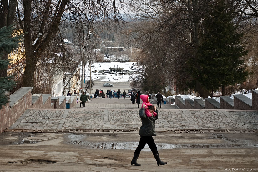 Спустимся по этой лестнице на набережную